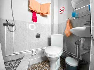 Гостевой дом АндриАнна Соль-Илецк 4-местный номер стандарт (без окна)-3