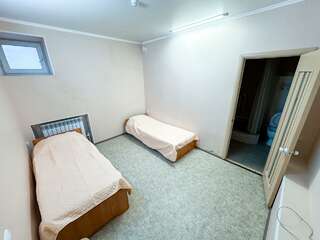 Гостевой дом АндриАнна Соль-Илецк 2-местный номер эконом стандарт с 2 односпальными кроватями-1